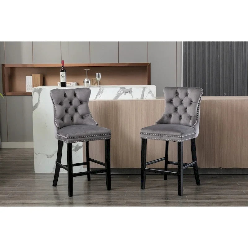 Tabourets de bar contemporains en velours capitonné avec pieds en bois et clous décoratifs chromés, lot de 2