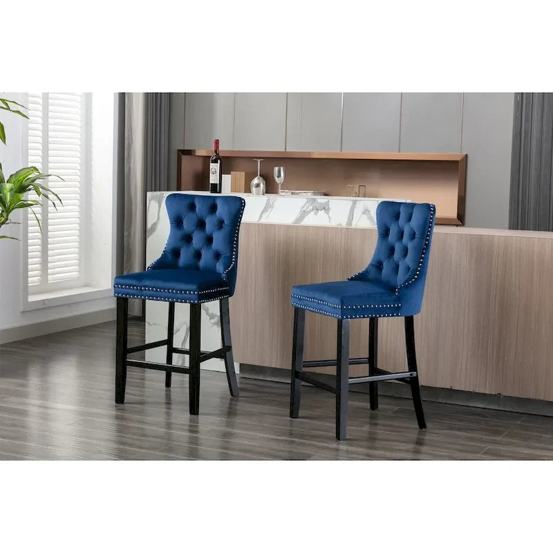 Tabourets de bar contemporains en velours capitonné avec pieds en bois et clous décoratifs chromés, lot de 2