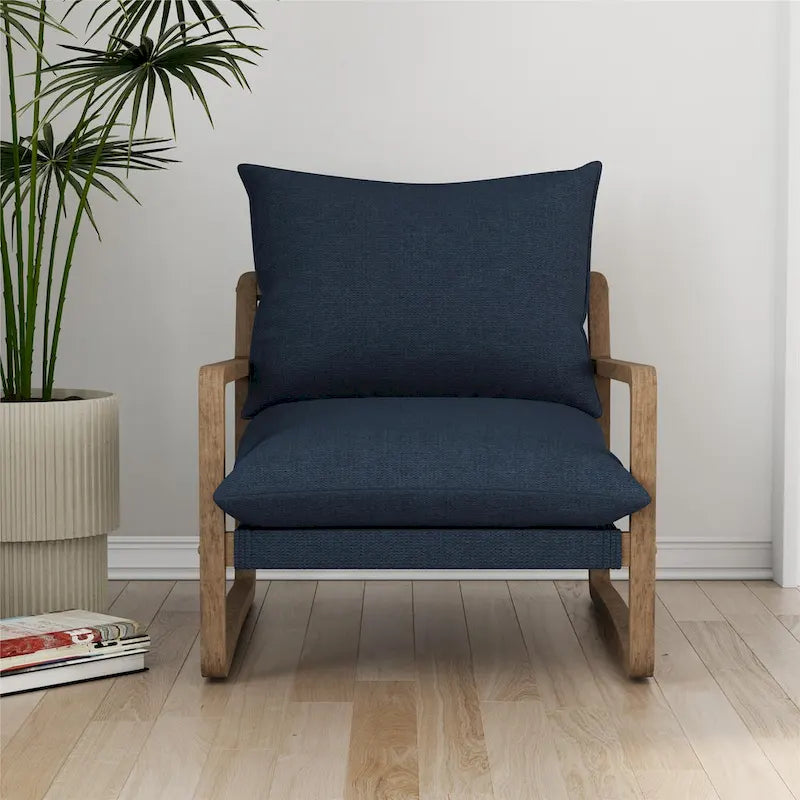 Chaise longue de style côtier — fauteuil bas rembourré doté d'une structure en bois massif et d'une base pivotante.