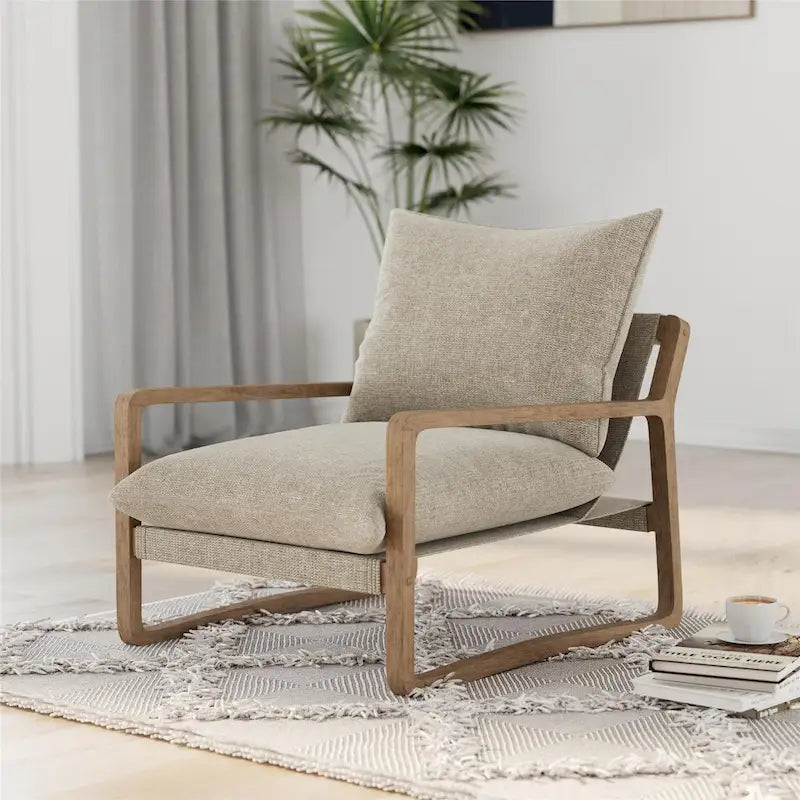 Chaise longue de style côtier — fauteuil bas rembourré doté d'une structure en bois massif et d'une base pivotante.