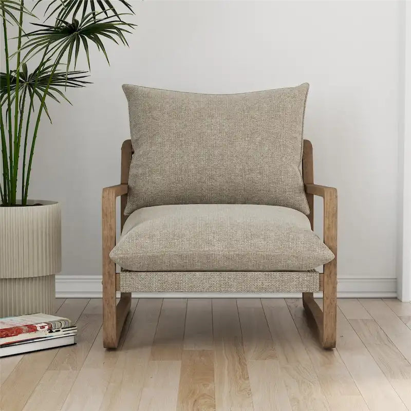 Chaise longue de style côtier — fauteuil bas rembourré doté d'une structure en bois massif et d'une base pivotante.
