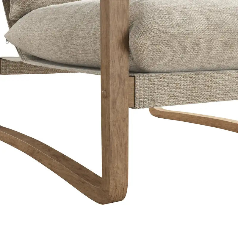 Chaise longue de style côtier — fauteuil bas rembourré doté d'une structure en bois massif et d'une base pivotante.