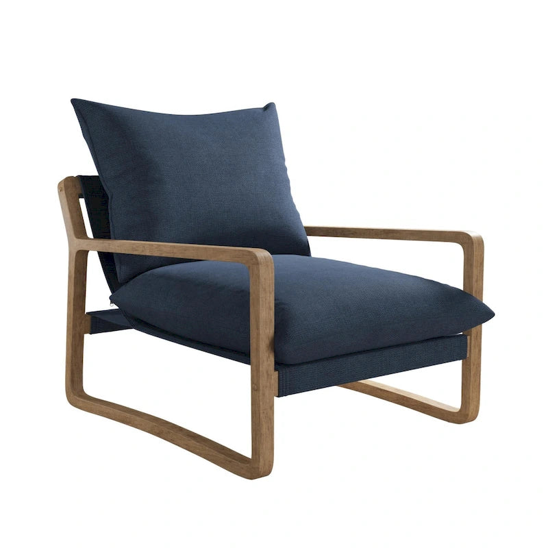Chaise longue de style côtier — fauteuil bas rembourré doté d'une structure en bois massif et d'une base pivotante.