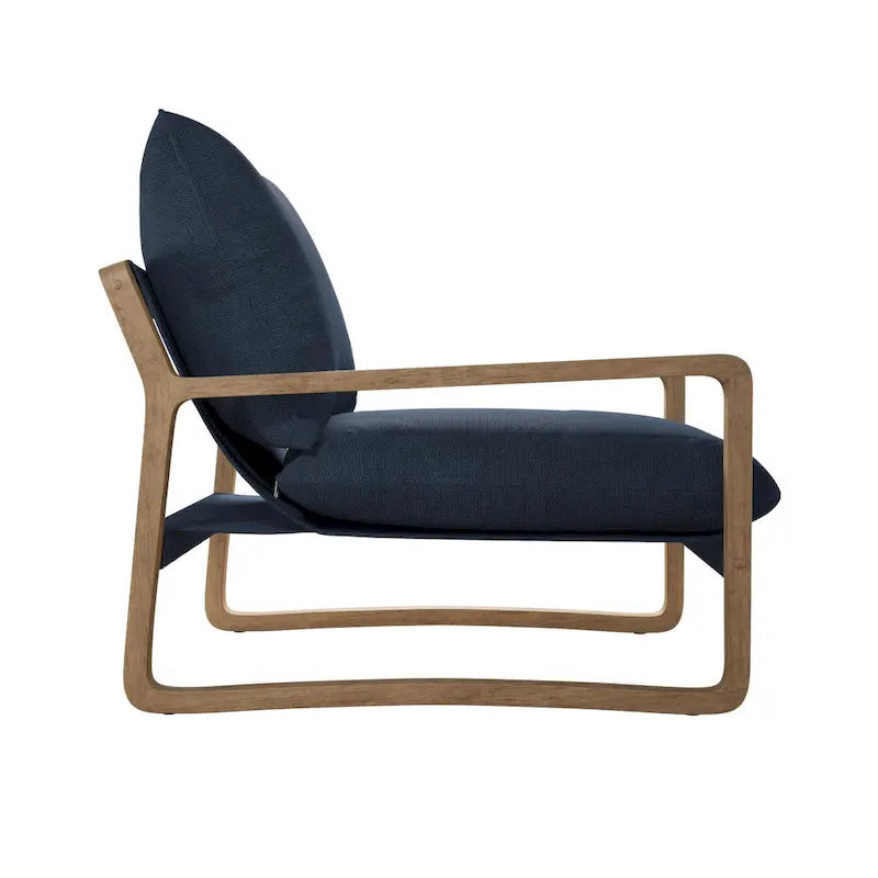 Chaise longue de style côtier — fauteuil bas rembourré doté d'une structure en bois massif et d'une base pivotante.