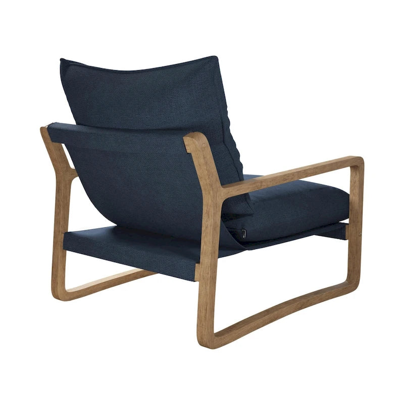 Chaise longue de style côtier — fauteuil bas rembourré doté d'une structure en bois massif et d'une base pivotante.