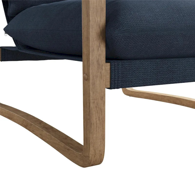 Chaise longue de style côtier — fauteuil bas rembourré doté d'une structure en bois massif et d'une base pivotante.