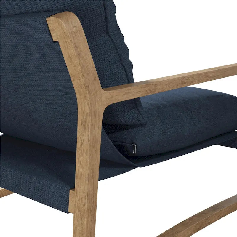 Chaise longue de style côtier — fauteuil bas rembourré doté d'une structure en bois massif et d'une base pivotante.