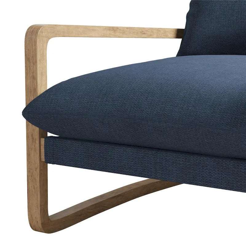Chaise longue de style côtier — fauteuil bas rembourré doté d'une structure en bois massif et d'une base pivotante.