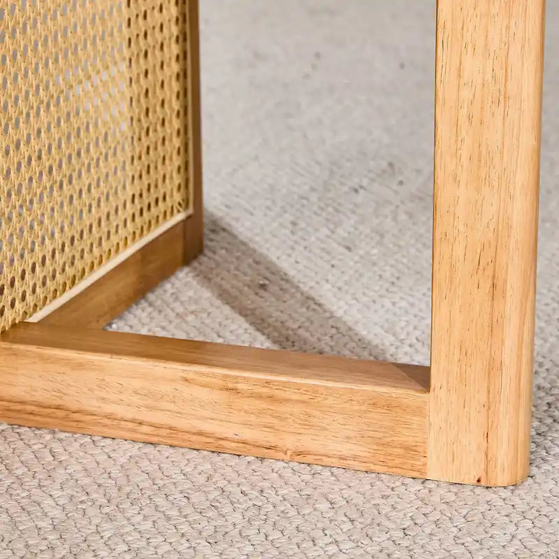 Table basse en bois avec détails en rotin synthétique