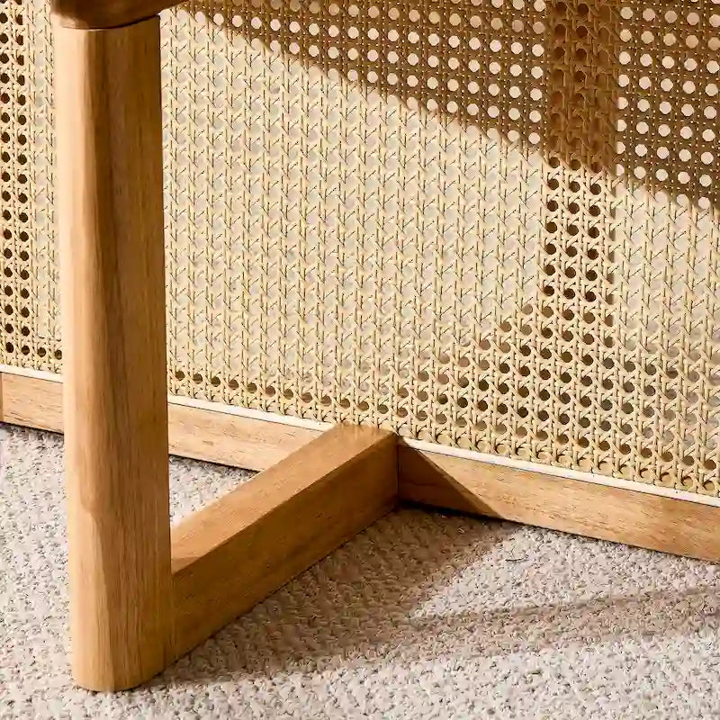 Table basse en bois avec détails en rotin synthétique