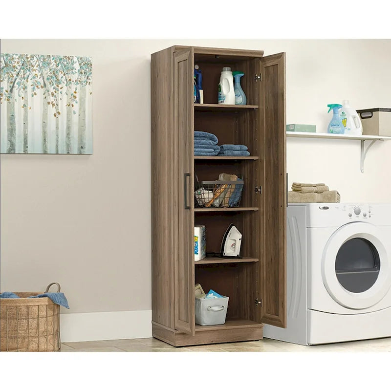 Armoire de rangement au fini chêne décapé, dotée de portes à panneaux et d'étagères réglables.